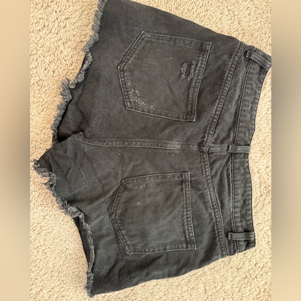 ✨BUNDLE!✨ DISTRESSED DENIM SHORTS - Picture 5 of 5